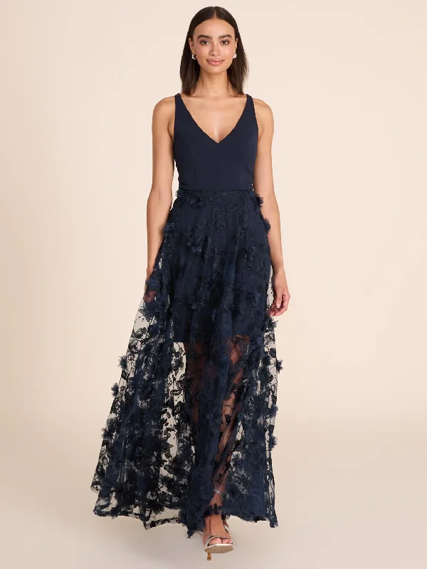 Formal Dress for Awards CeremoniesV-Neck Gown With Floral Appliqués